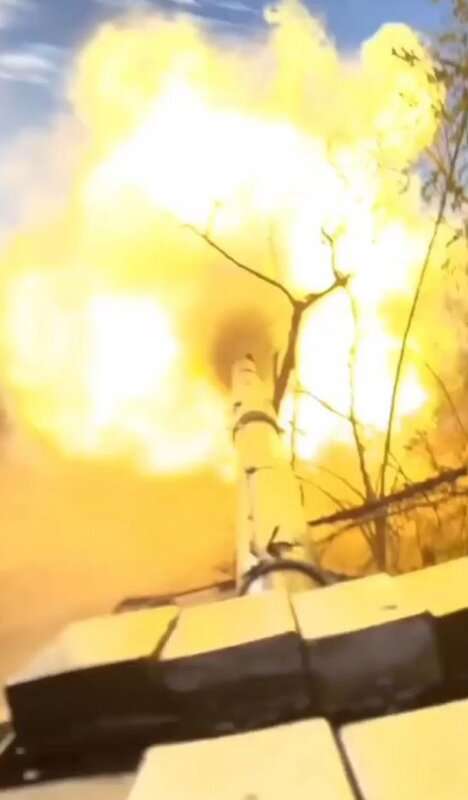 Read more about the article Moment Ukrainian Tank Hitting Russian Positions In Front Line