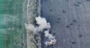 Read more about the article Moment Ukrainian Troops Blow Russian Tanks To Pieces On The Battlefield