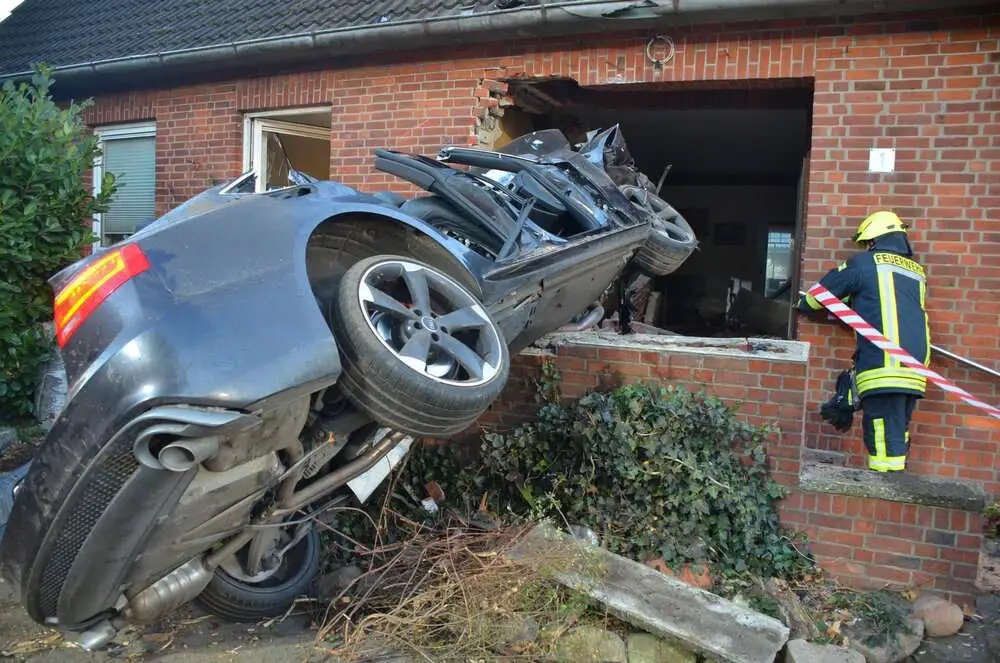 Read more about the article CAR-CHEN NIGHTMARE: Lie-In OAP Saved When Audi Crashes Into His Kitchen