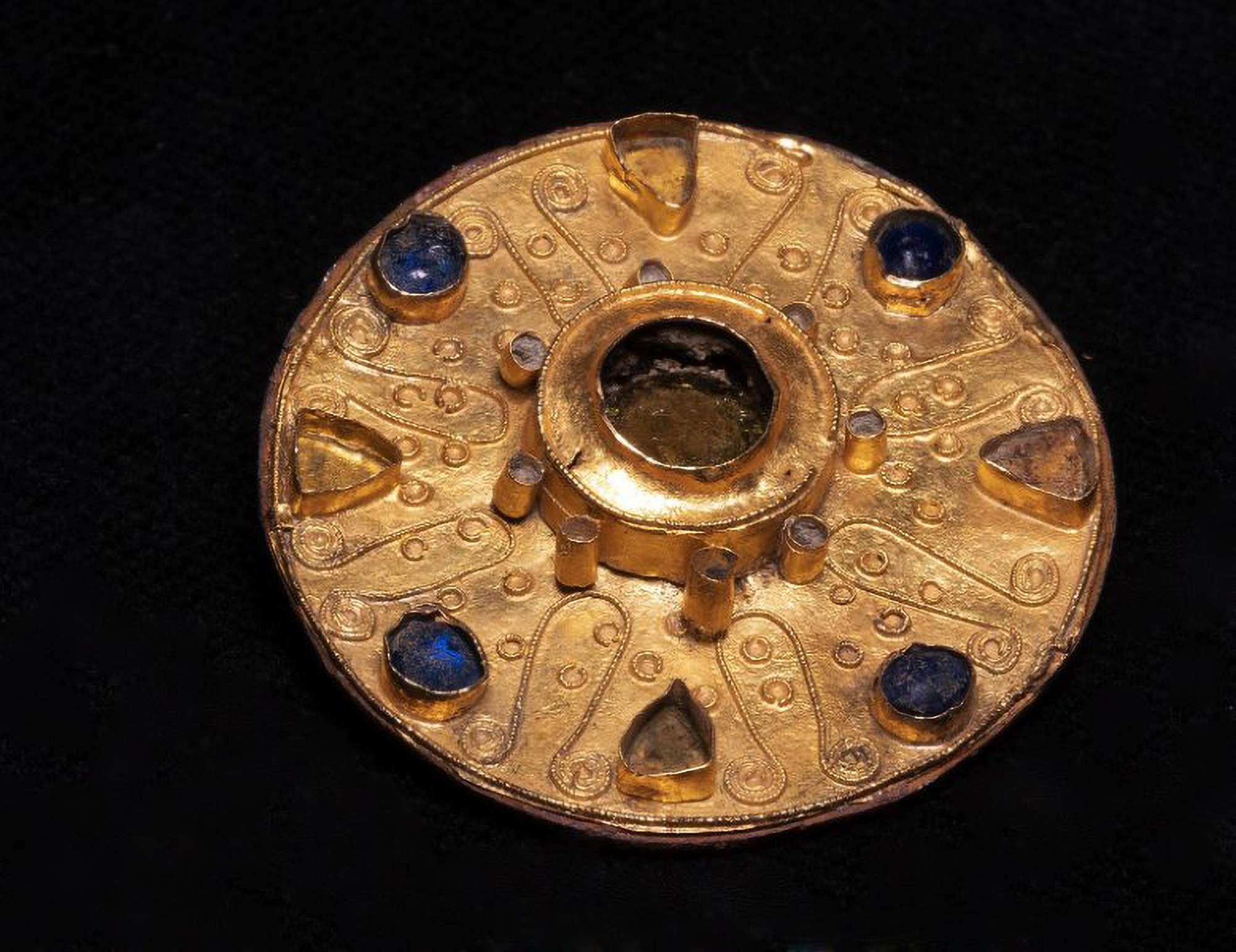 Read more about the article BLING DYNASTY: Spectacular Gold Brooch Found In Medieval Grave