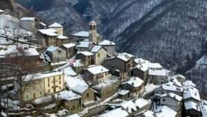 Read more about the article SWISS ROLE: Please Annex Our Village Frustrated Italians Beg Switzerland