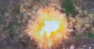 Read more about the article Ukrainian Forces Blow Up Russian Tank With One Shot