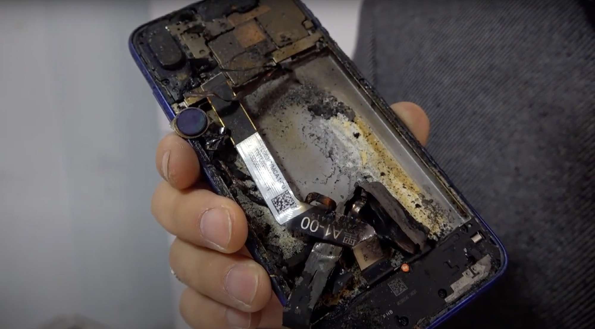 Read more about the article FLAMING IDIOT: Phone Explodes After Tech Puts It Into Microwave