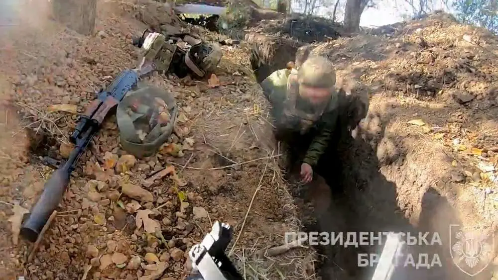 Read more about the article Headcam Footage Shows Ukrainian Troops Defending Trench In Donetsk
