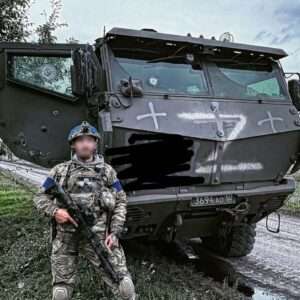 Read more about the article Ukrainians Capture Rare High-Tech Russian Command Vehicle In Kherson