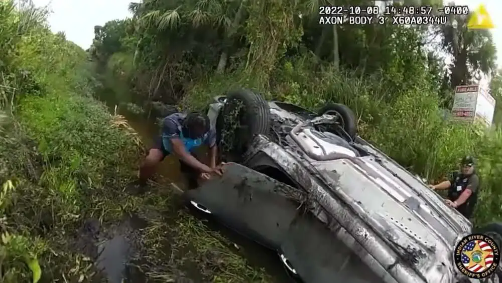 Read more about the article AMAZON RIVER RESCUE: Cops And Delivery Man Save Three Trapped In Overturned Car In Canal