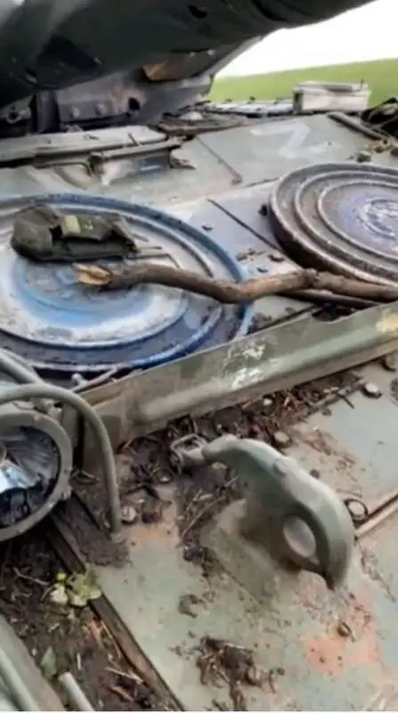 Read more about the article Ukrainian Troops Capture Russian Tank ‘Reinforced’ With Sewer Manhole Covers