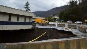 Read more about the article COUNTRY WOAAHS: West Virginia Sinkhole Set To Swallow Police Department