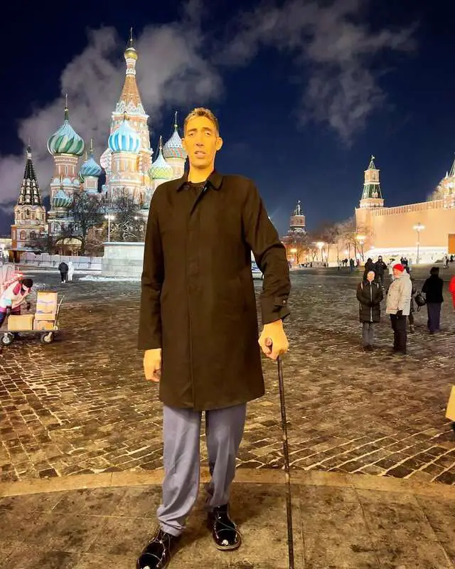Read more about the article HIGH THERE: World’s Tallest Man Visits UK