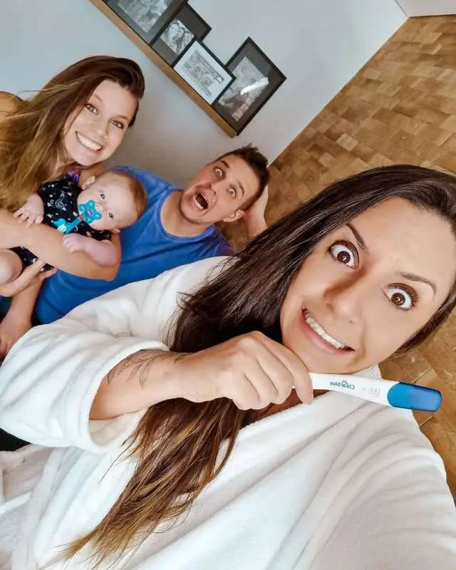 Read more about the article MUMS AND DAD: Brazilian Influencer ‘Throuple’ Announce Second Child