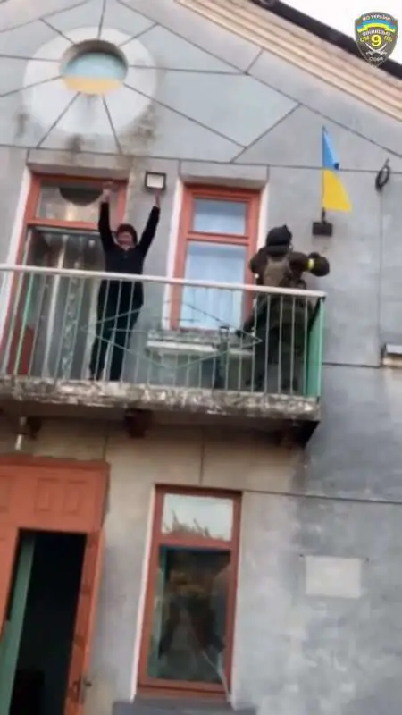 Read more about the article Moment Victorious Ukrainian Troops Raise Flag In Liberated Village In Kherson Region