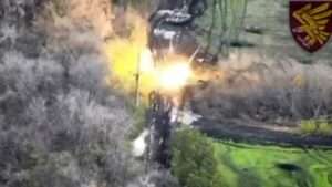 Read more about the article Skilled Ukrainian Paratrooper Destroys Russian Tank With Well-Aimed ATGM Shot At Close Range