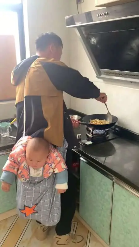 Read more about the article WOK A GREAT IDEA: Savvy Dad Wears Baby In Tote Bag To Cook Stir Fry In Peace