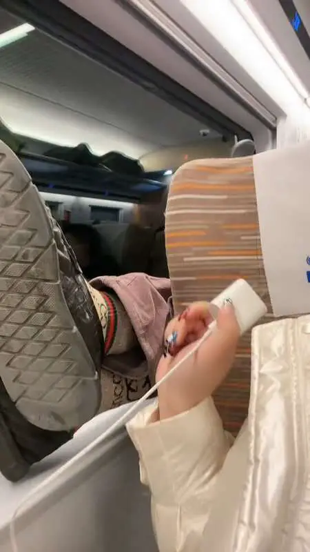 Read more about the article TOE ANNOYING: Man Disturbs Woman On Train By Putting His Feet Next To Her Face