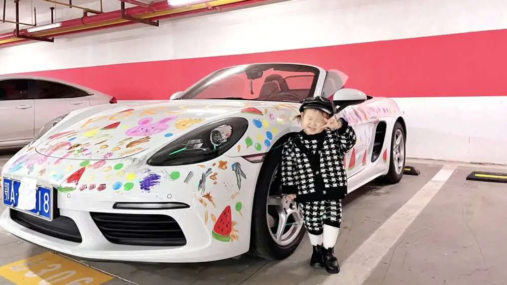 Read more about the article MODERN ART: Chinese Mum Lets Two-Year-Old Daughter Paint All Over Her Expensive Porsche