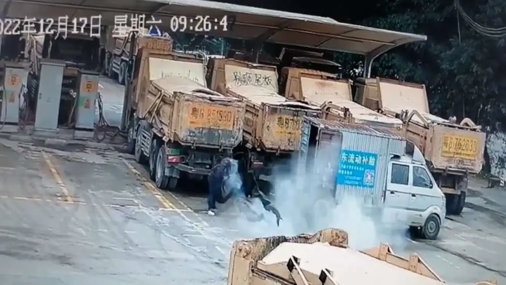 Read more about the article HEAD OVER WHEELS: Exploding High-Pressure Truck Tyre Sends Mechanic Flying