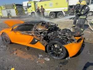 Read more about the article CAR-BURN FIBRE: Luxury GBP 200k McLaren Torched In Minutes