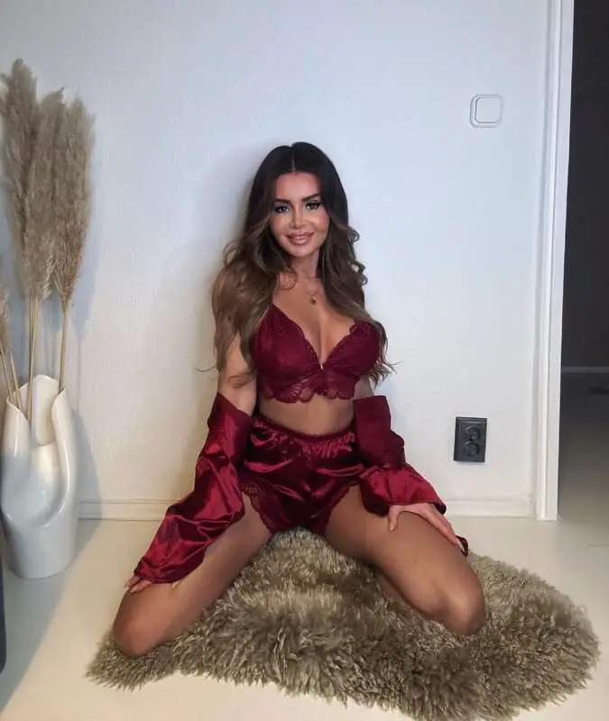 Read more about the article XMAS MIRACLE: Stunning Influencer Who Abstained From Intimacy For Two Years Poses In Sexy Red Lingerie To Find Boyfriend