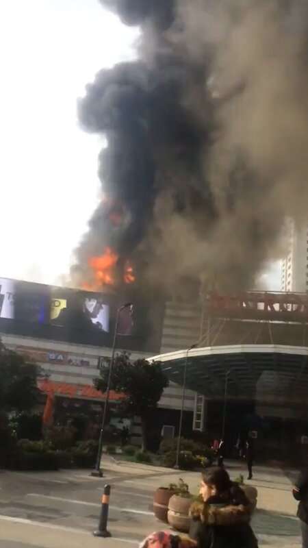 Read more about the article TOWERING INFERNO: Shopping Centre Catches Fire In Istanbul