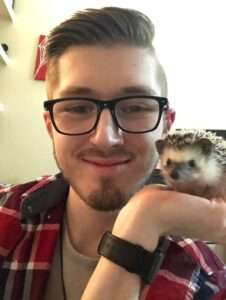 Read more about the article EASY PRICKINGS: Young Man Grabs A Hedgehog To Show It Does Not Hurt