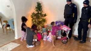 Read more about the article SANTA’S HELPERS: Cops Save Christmas For Kids ‘Robbed’ On Xmas Eve