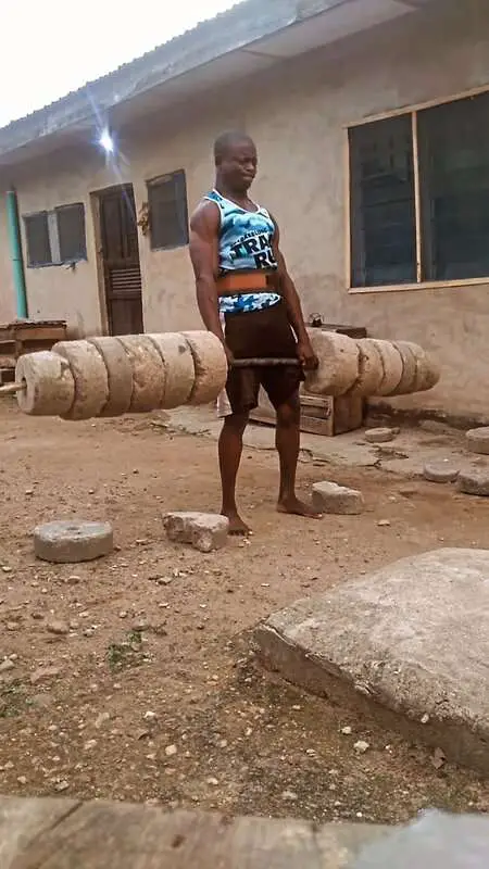 Read more about the article WORTH THE WEIGHT: Creative Plumber Works Out With DIY Equipment Made From Cement And Sticks￼