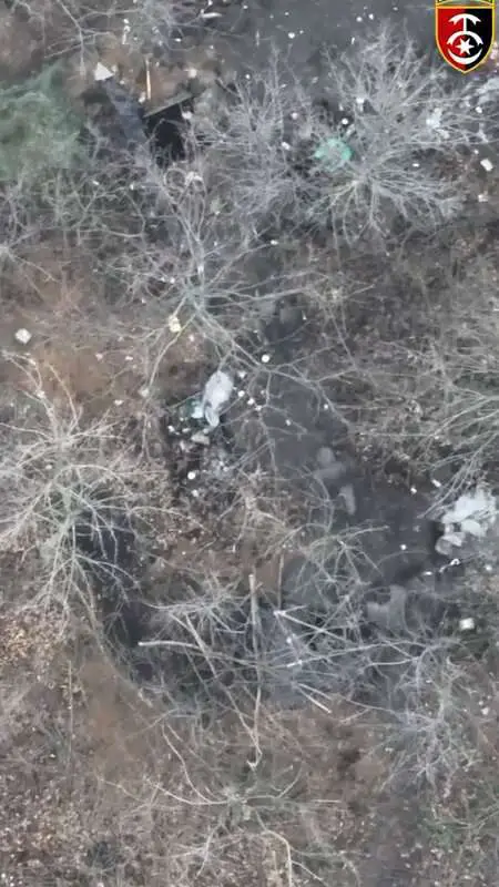 Read more about the article Russian Soldiers Run As Ukrainian Drone Hunts Them Down And Drops Bombs On Them Near Bakhmut