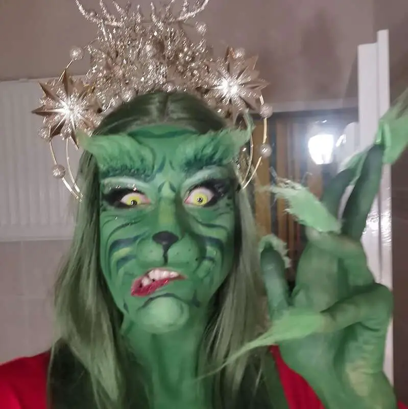 Read more about the article GRINCH FACE: German Burlesque Star Steals Xmas’ Spotlight With Funny Grinch Costume