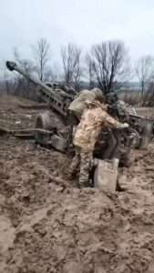 Read more about the article Tough Ukrainian Fighters Shoot Howitzer Shells Amid Muddy Mess