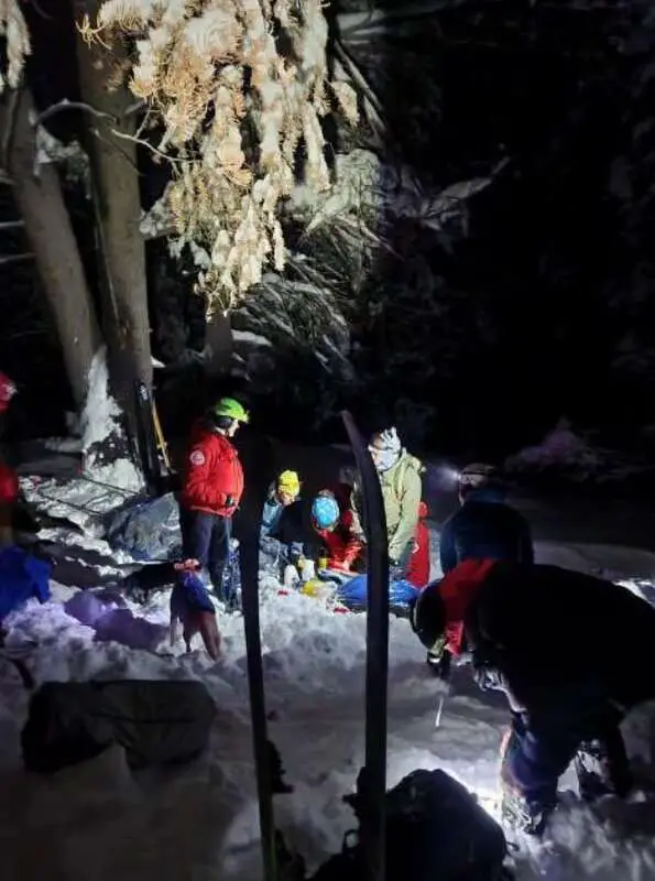 Read more about the article NEAR-DEATH EXPERIENCE: Severely Injured Skier Rescued After Being Buried By ‘Unintentionally Triggered’ Avalanche