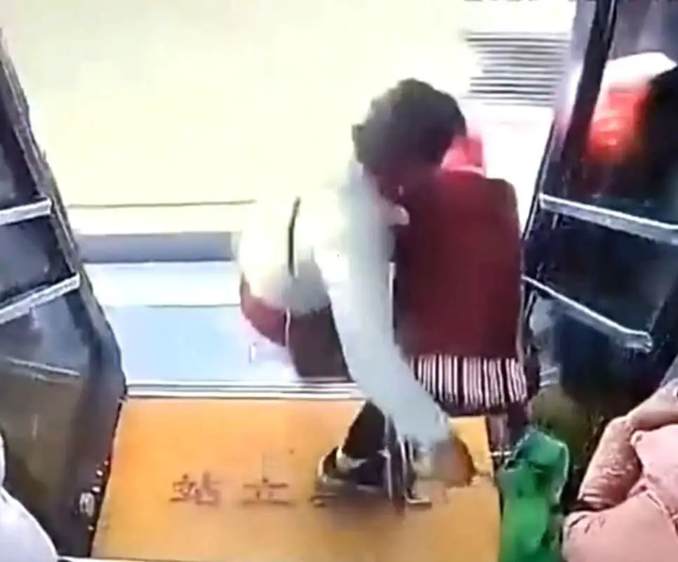 Read more about the article OFF HIS TROLLY: Driver Lets Woman Fall Off Moving Bus