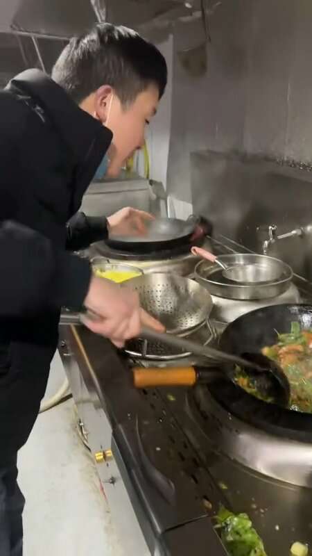 Read more about the article HOT STUFF: Customer Takes Over Kitchen In COVID-Hit Chinese Restaurant