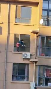 Read more about the article WINDOW LEAN: Woman Perches Over 70ft Drop To Clean Windows