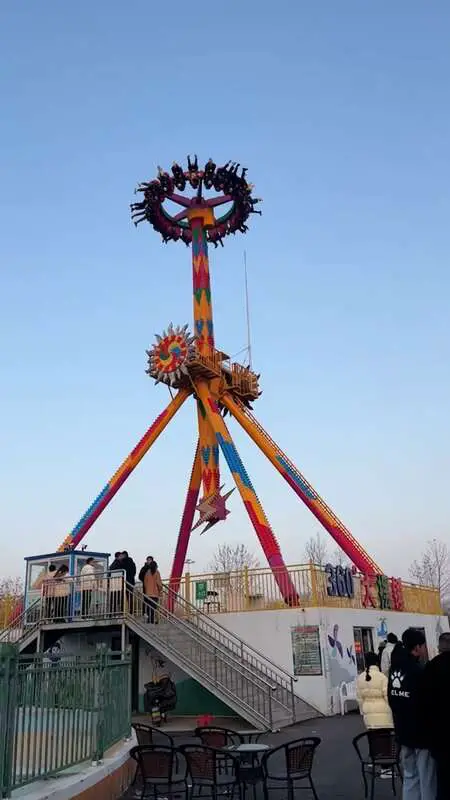 Read more about the article HANG IN THERE: Visitors At Amusement Park Stuck Upside-Down On Giant Pendulum