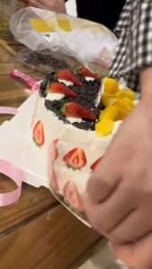 Read more about the article FAKE OFF: Bakers Printed Strawberries On Cake Wrapper