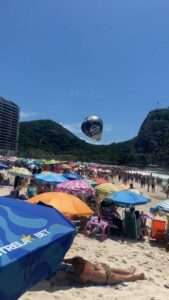 Read more about the article HOT SCARE BALLOON: Airship Crashes Onto Packed Beach