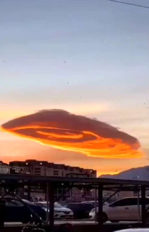 Read more about the article INDEPENDANCE DAY: Amazing Snap Of Multicoloured Flying Saucer Cloud