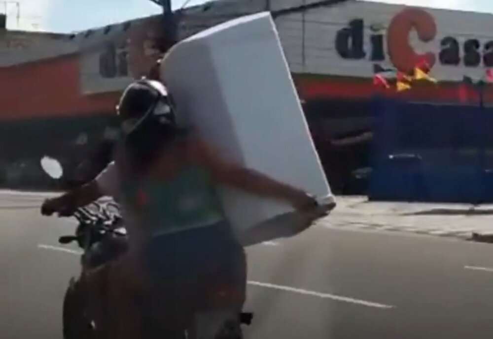 Read more about the article CARRY ON CLEANING: Biker Couple Move Giant Washing Machine On Busy Road