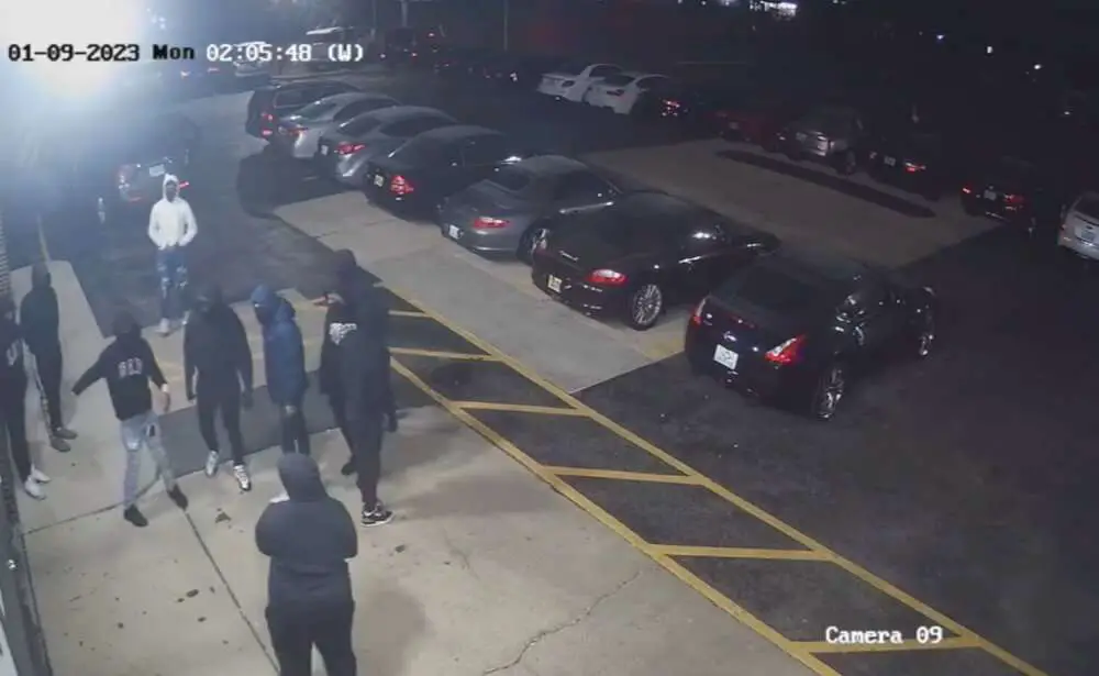 Read more about the article LUX GETAWAY: Gang Steals Six Luxury Cars From Chicago Auto Dealership