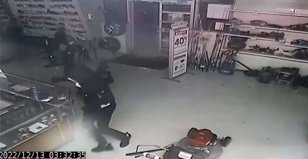 Read more about the article SMASH AND GRAB: Florida Burglars Break Into Pawn Shop Using Electric Saw