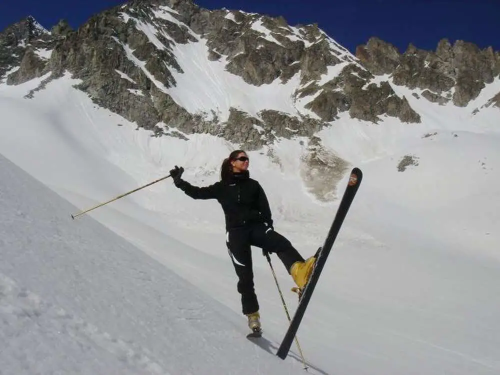 Read more about the article BURIED ALIVE: Young Woman Ski Instructor Covered By Avalanche