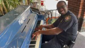 Read more about the article KEYS-TONE COP: Police Captain Flaunts His Piano Skills