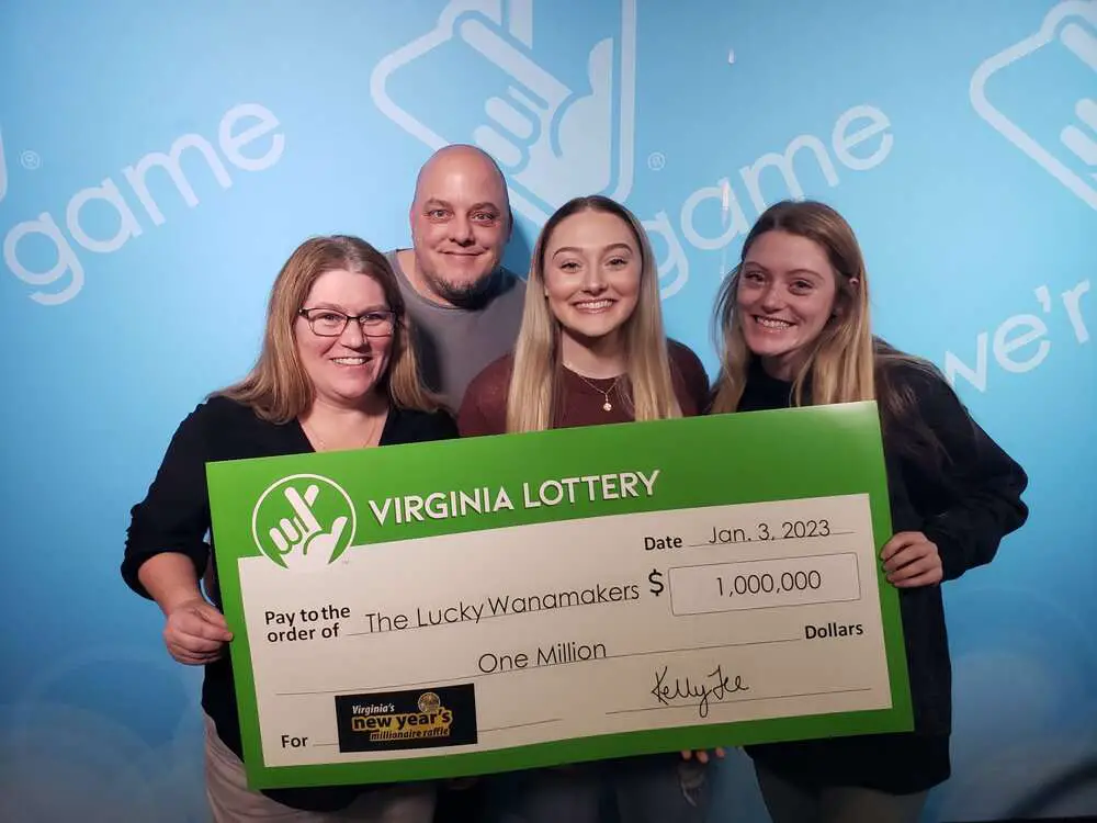 Read more about the article STOCKING THRILLER: Family Shares USD 1 Million Prize After Mum Buys Lottery Tickets For Christmas Stockings