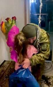 Read more about the article Touching Moment Young Girl Is Reunited With Border Guard Grandfather After He Returns Home From Eastern Front