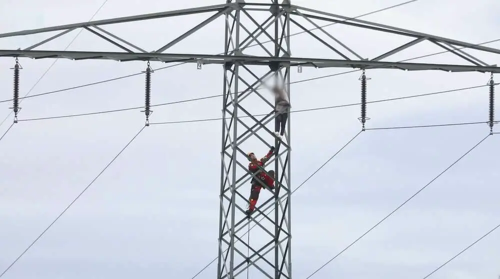 Read more about the article WHAT A DIMWATT: Woman Climbs High-Voltage Pylon And Leaves Tens Of Thousands Without Electricity