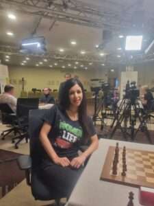 Read more about the article YOUR MOVE: Female Brit Chess Judge Defies Officials’ Slur On Anti-Hijab T-Shirt