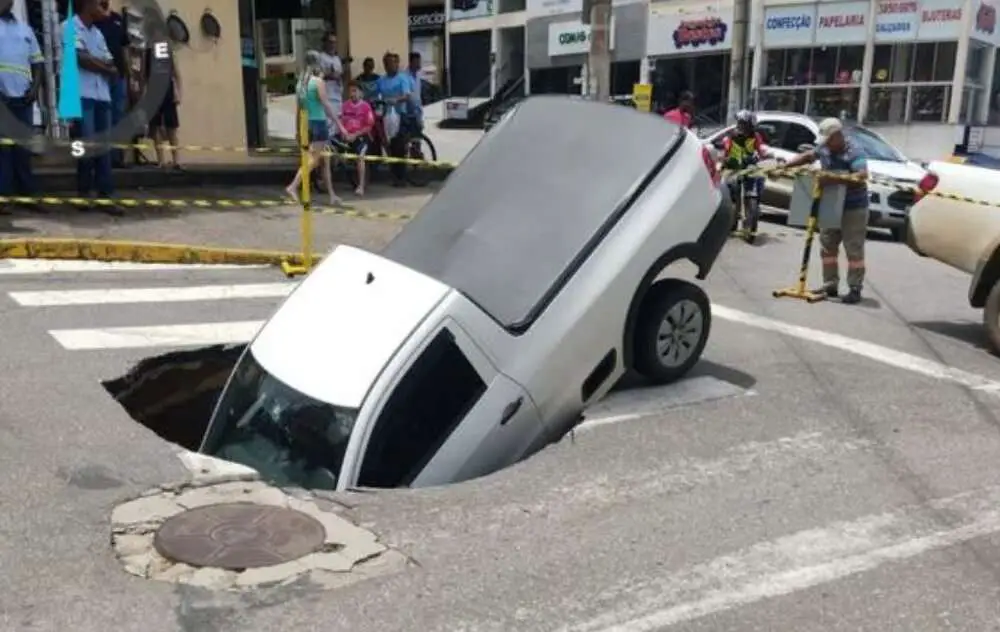 Read more about the article PICKUP STUCK: Giant Sinkhole Swallows Moving Truck