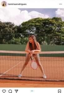 Read more about the article NET A CLUE: Beauty Blogger Caught Posing With Bug Zapper Instead Of Racquet