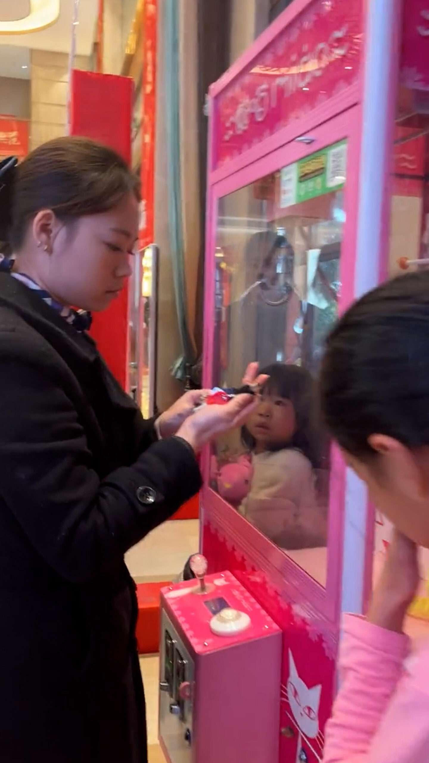 Read more about the article TOYING AROUND: Little Girl Gets Rescued After Trapping Herself In Claw Machine To Grab Prize