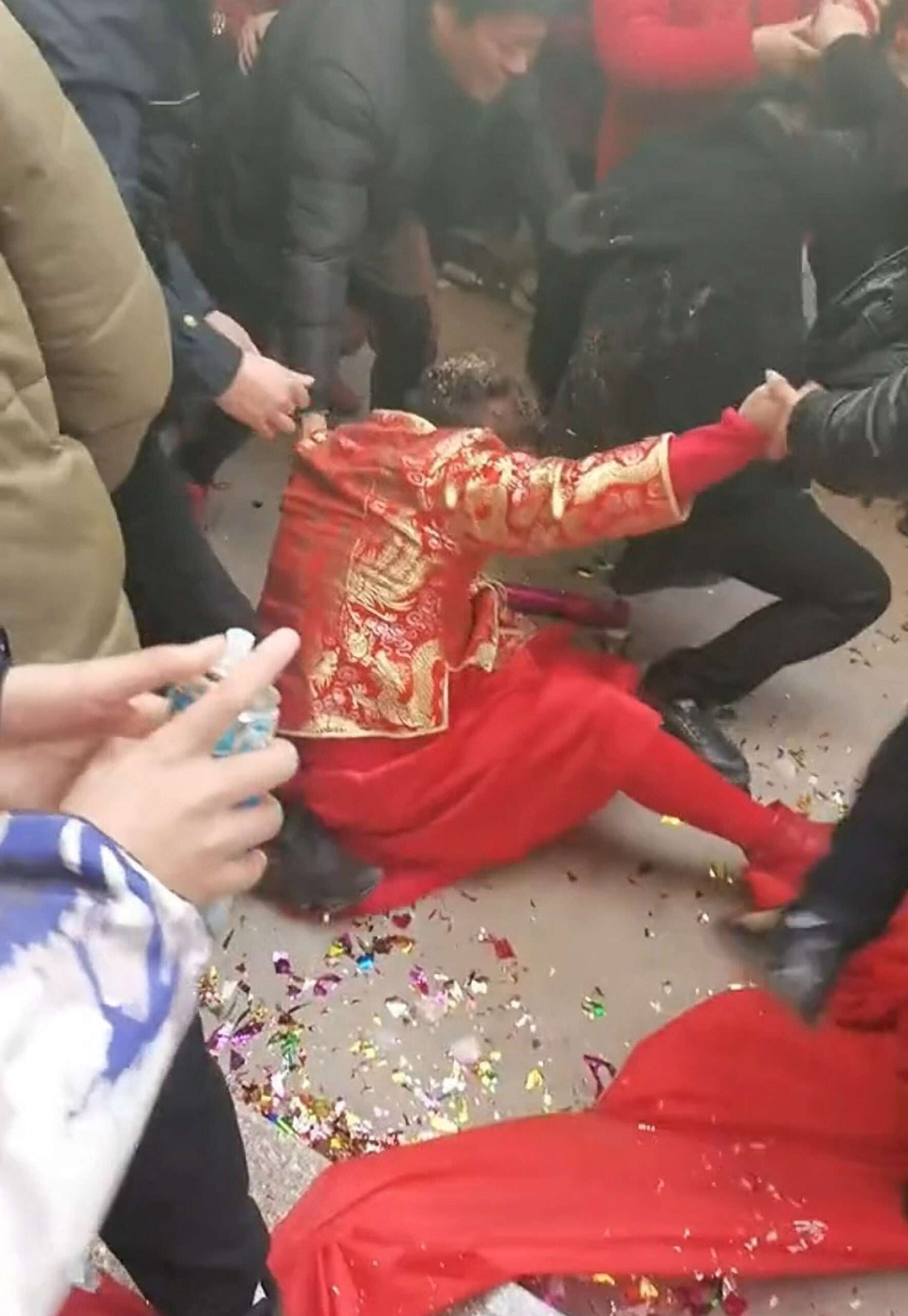 Read more about the article WEDDING NIGHTMARE: Outrage After Bride Is Piled Upon By Men In Brutal Chinese Ceremony